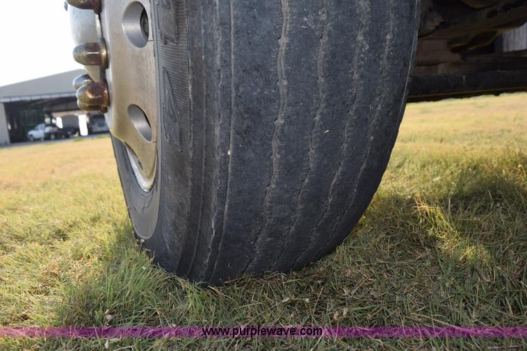 image for item L5806 2006 Freightliner FLD120SD semi truck