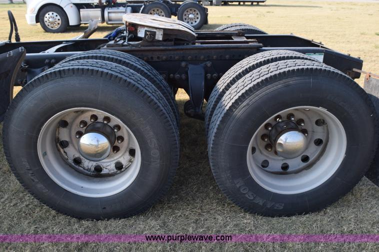 image for item L5806 2006 Freightliner FLD120SD semi truck