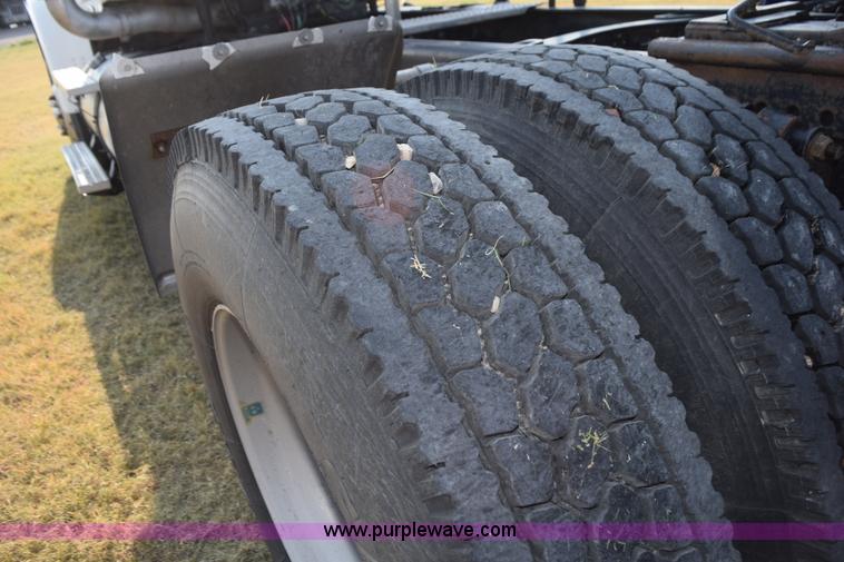 image for item L5806 2006 Freightliner FLD120SD semi truck