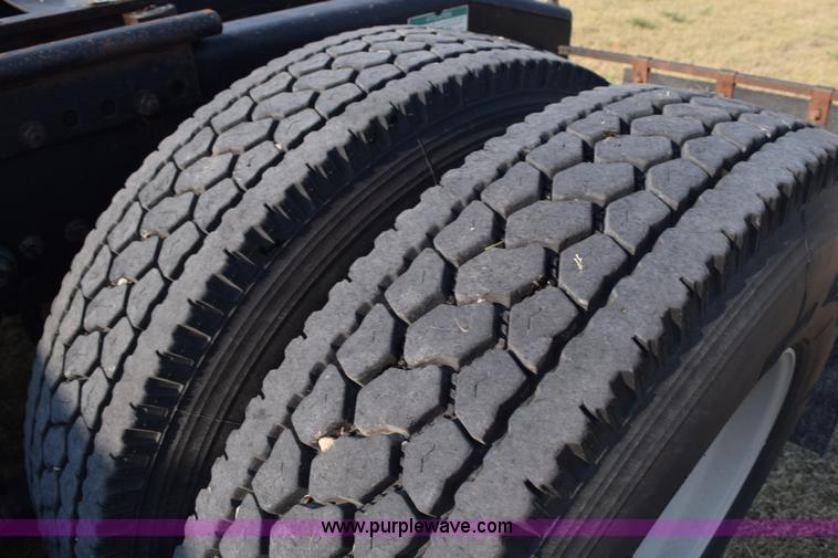 image for item L5806 2006 Freightliner FLD120SD semi truck