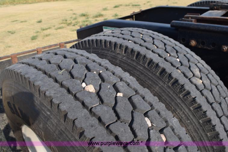 image for item L5806 2006 Freightliner FLD120SD semi truck