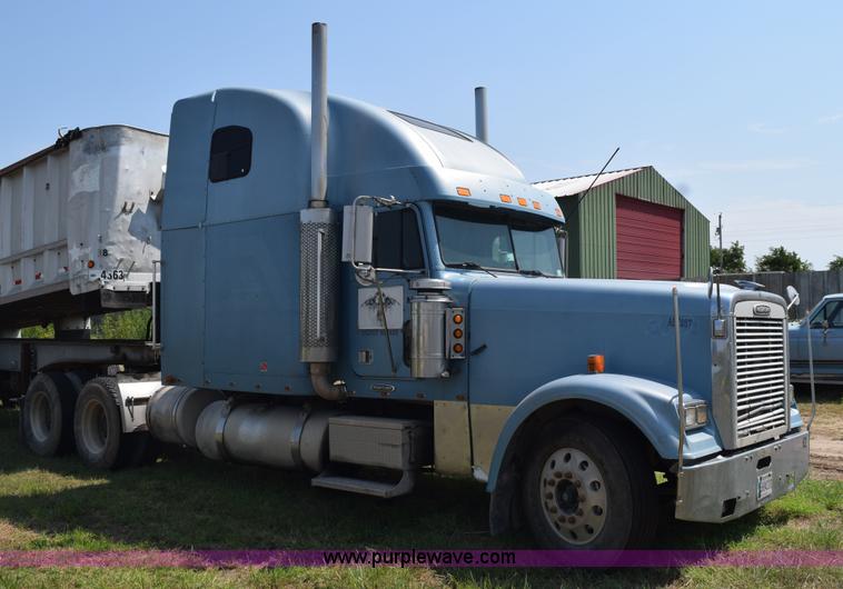 image for item L5808 1999 Freightliner FLD semi truck