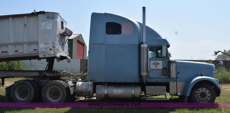 image for item L5808 1999 Freightliner FLD semi truck