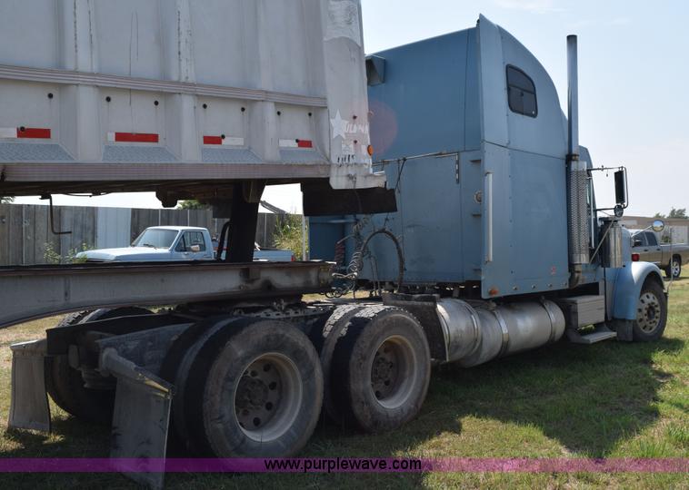 image for item L5808 1999 Freightliner FLD semi truck