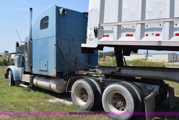 image for item L5808 1999 Freightliner FLD semi truck