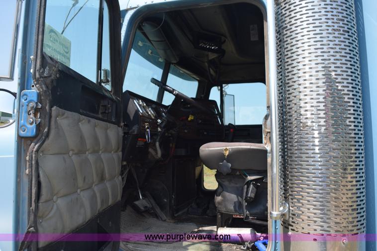 image for item L5808 1999 Freightliner FLD semi truck