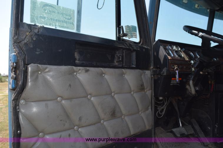 image for item L5808 1999 Freightliner FLD semi truck