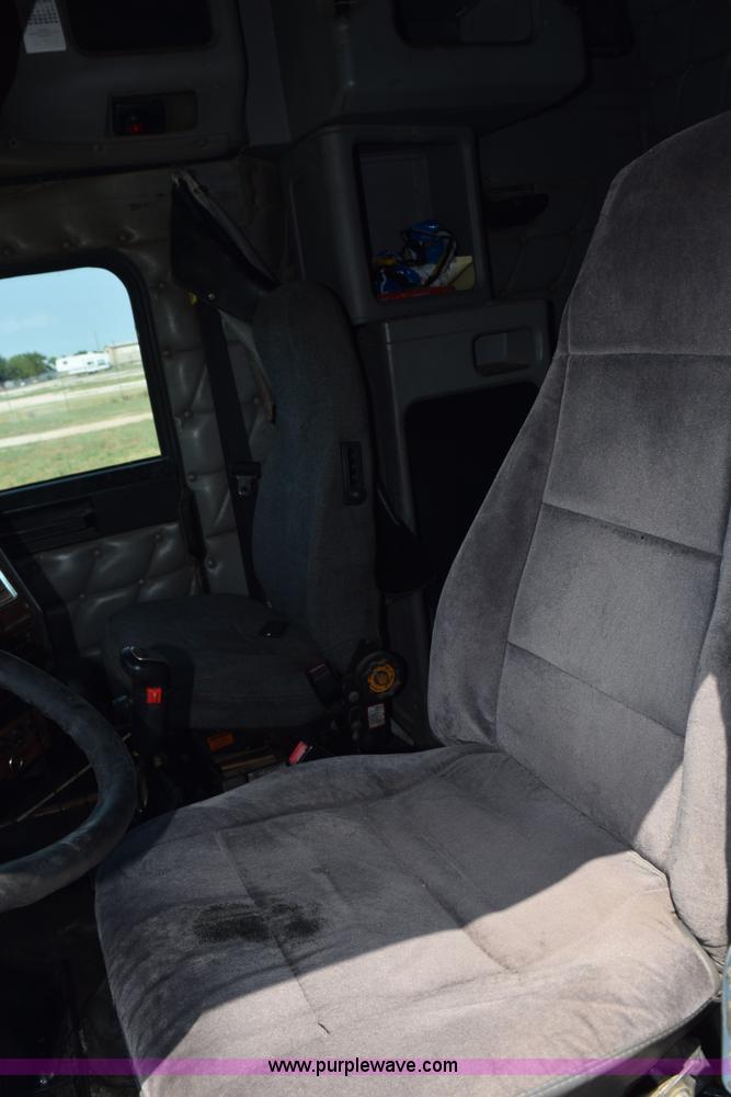 image for item L5808 1999 Freightliner FLD semi truck