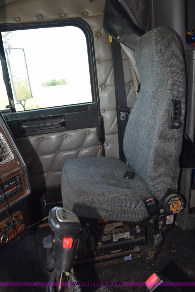 image for item L5808 1999 Freightliner FLD semi truck