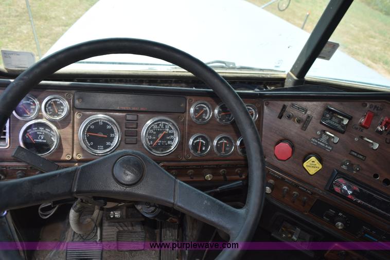 image for item L5808 1999 Freightliner FLD semi truck