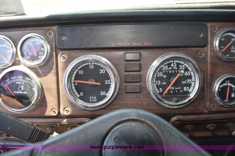 image for item L5808 1999 Freightliner FLD semi truck