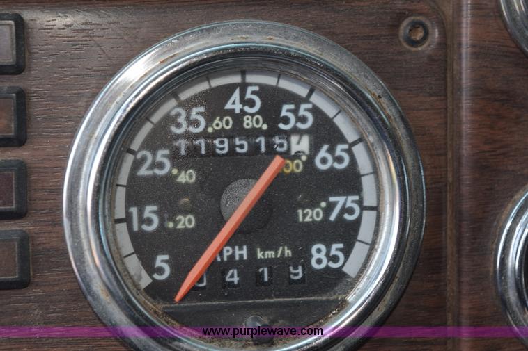 image for item L5808 1999 Freightliner FLD semi truck