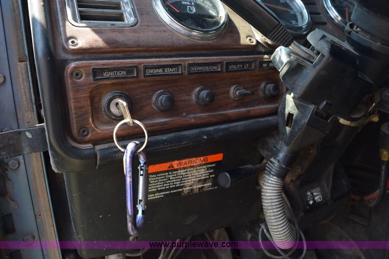 image for item L5808 1999 Freightliner FLD semi truck