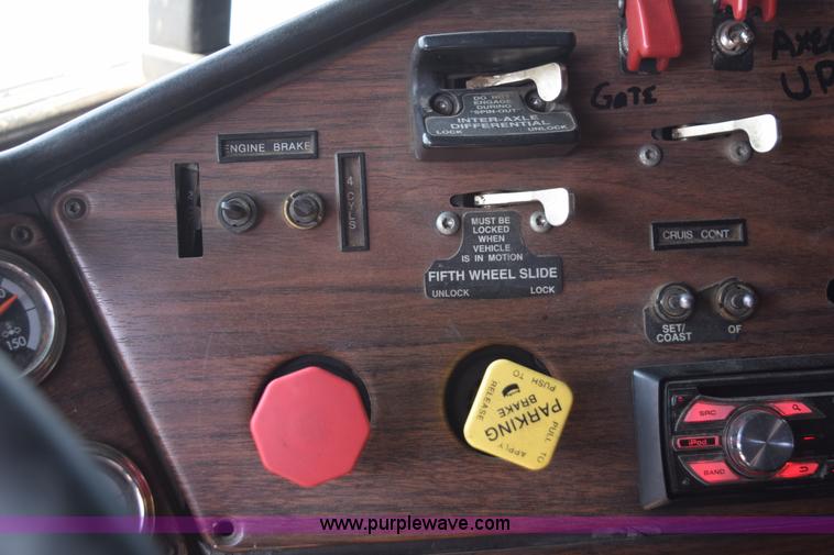 image for item L5808 1999 Freightliner FLD semi truck