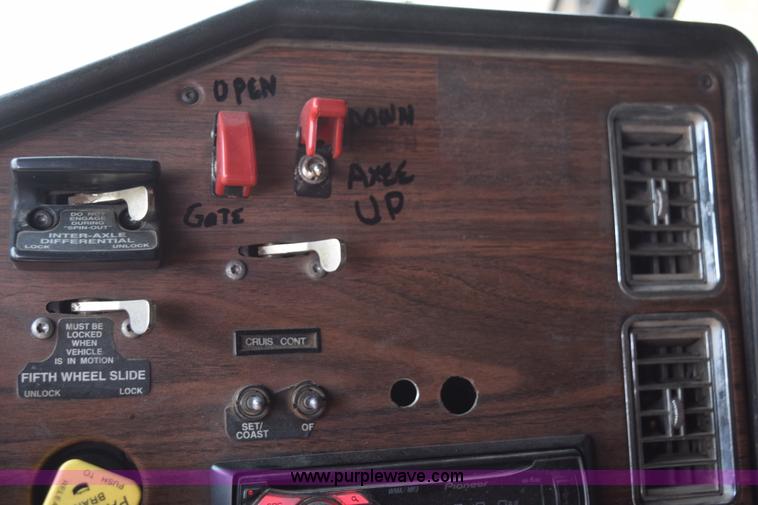 image for item L5808 1999 Freightliner FLD semi truck