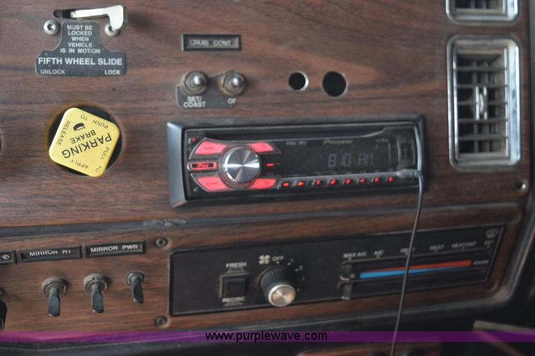 image for item L5808 1999 Freightliner FLD semi truck