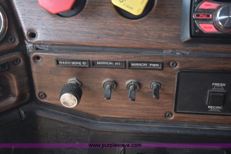 image for item L5808 1999 Freightliner FLD semi truck