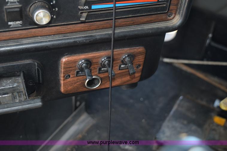 image for item L5808 1999 Freightliner FLD semi truck