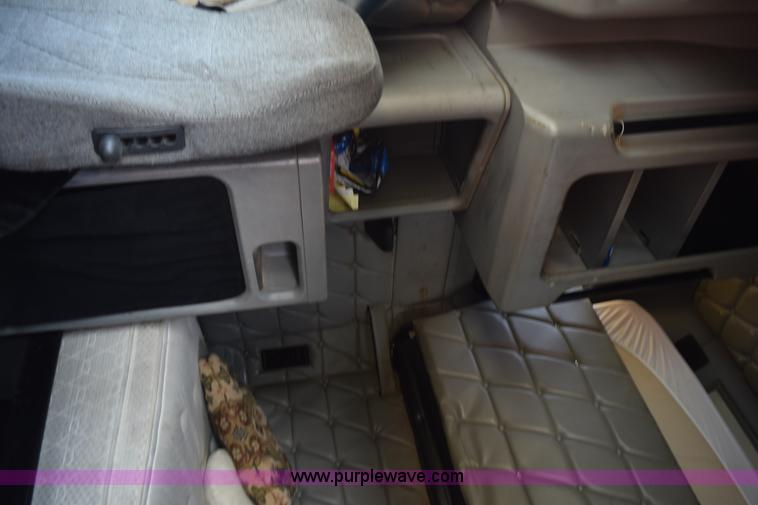 image for item L5808 1999 Freightliner FLD semi truck