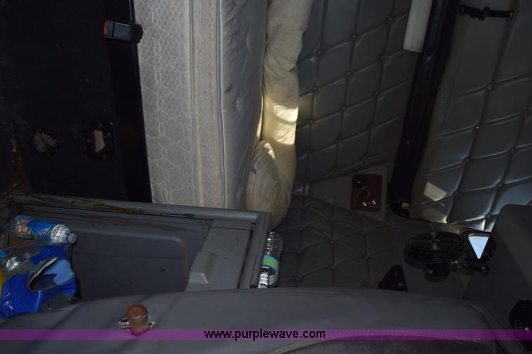 image for item L5808 1999 Freightliner FLD semi truck