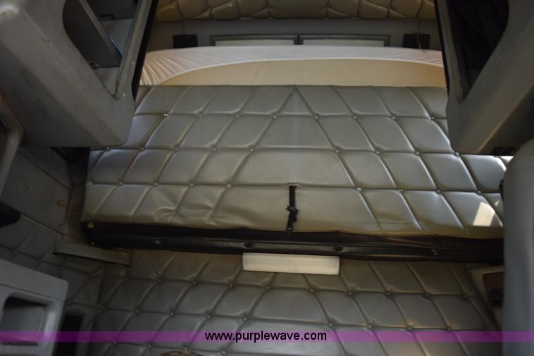 image for item L5808 1999 Freightliner FLD semi truck