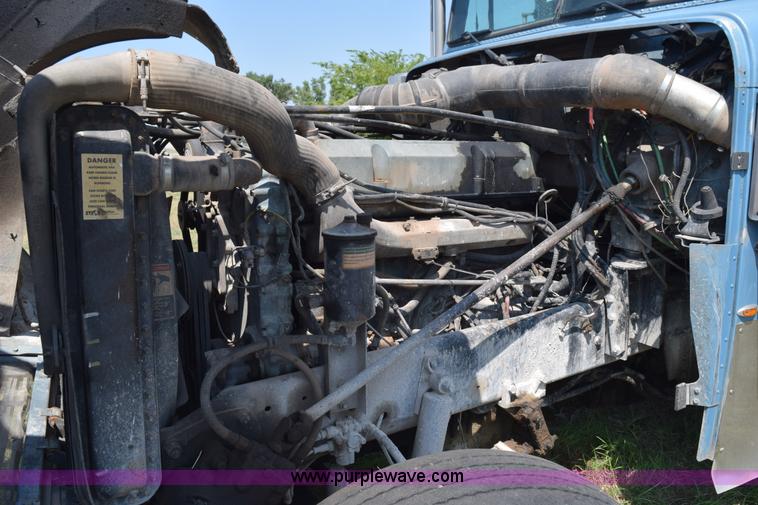 image for item L5808 1999 Freightliner FLD semi truck