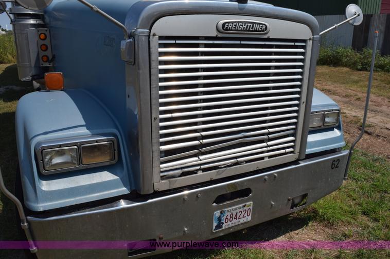 image for item L5808 1999 Freightliner FLD semi truck