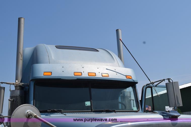 image for item L5808 1999 Freightliner FLD semi truck