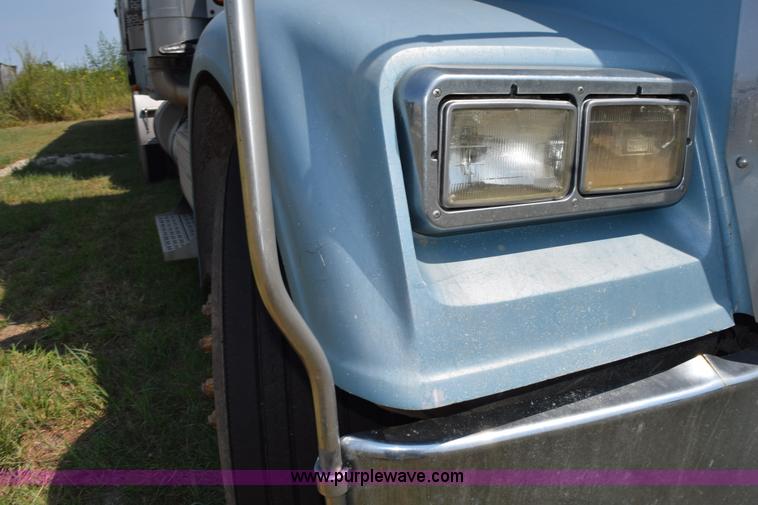 image for item L5808 1999 Freightliner FLD semi truck