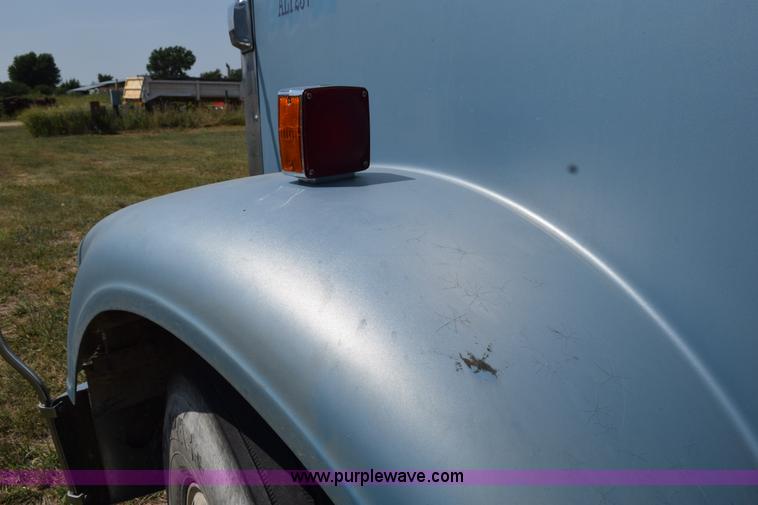 image for item L5808 1999 Freightliner FLD semi truck