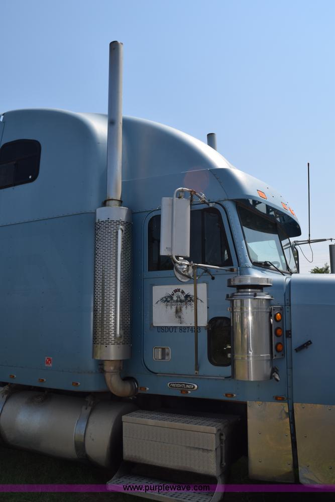 image for item L5808 1999 Freightliner FLD semi truck