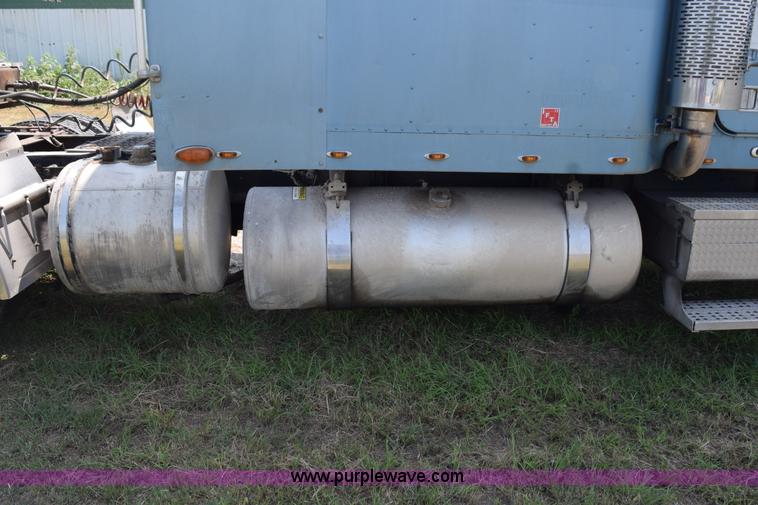 image for item L5808 1999 Freightliner FLD semi truck