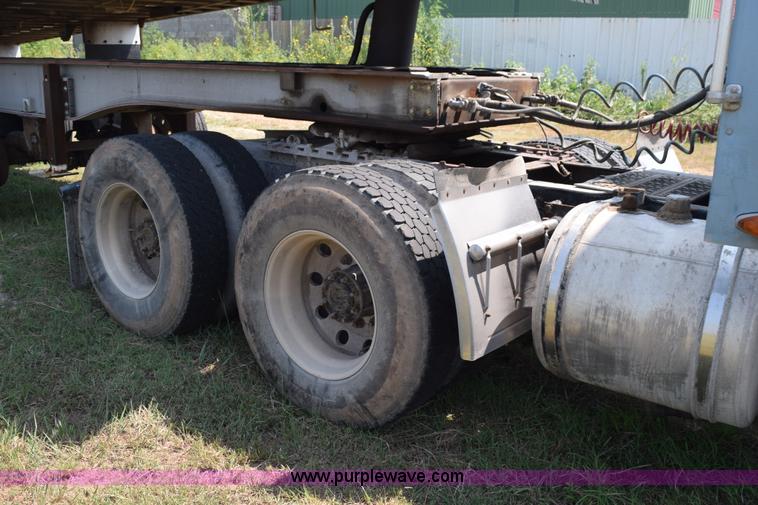 image for item L5808 1999 Freightliner FLD semi truck