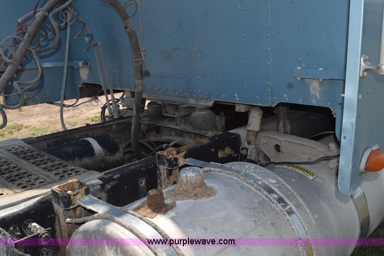 image for item L5808 1999 Freightliner FLD semi truck