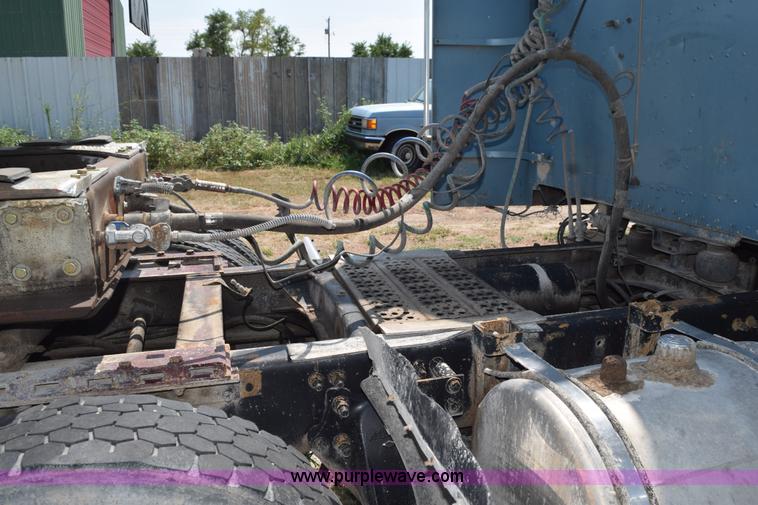 image for item L5808 1999 Freightliner FLD semi truck