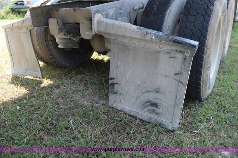 image for item L5808 1999 Freightliner FLD semi truck