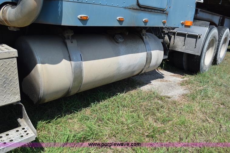 image for item L5808 1999 Freightliner FLD semi truck