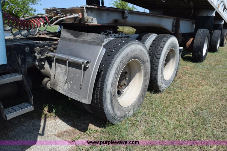 image for item L5808 1999 Freightliner FLD semi truck