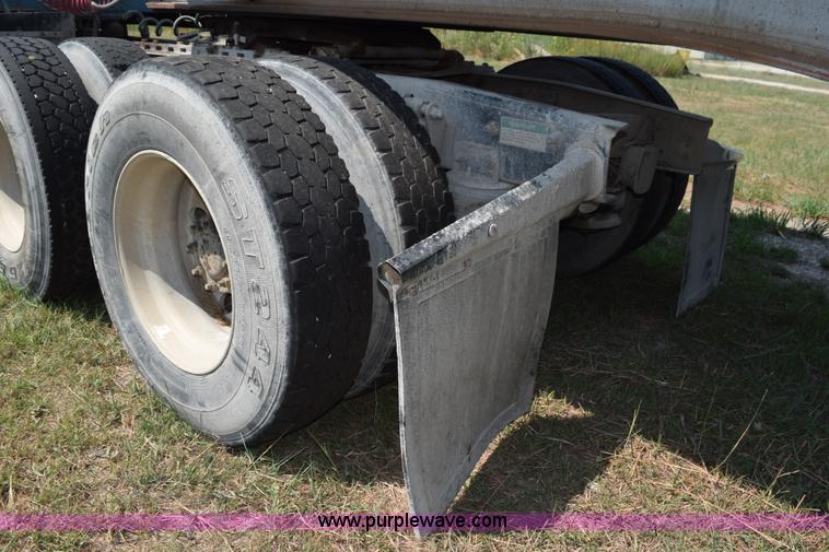 image for item L5808 1999 Freightliner FLD semi truck