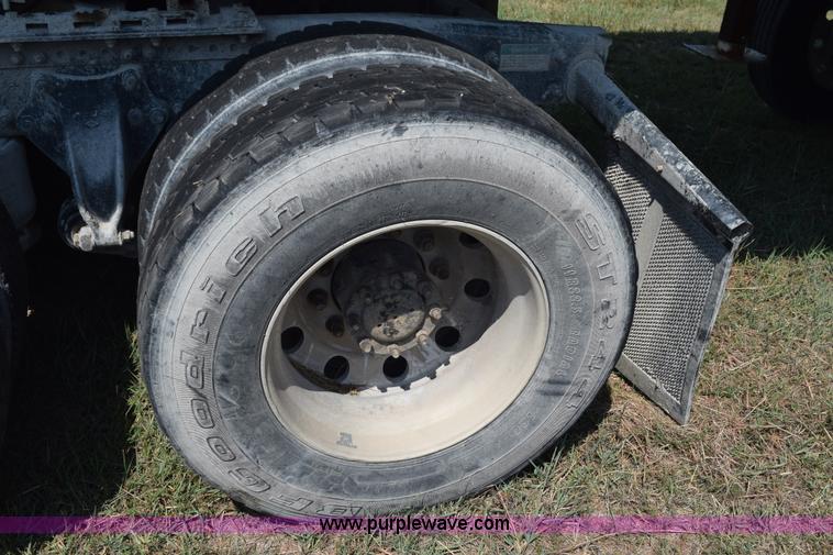 image for item L5808 1999 Freightliner FLD semi truck