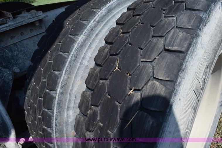 image for item L5808 1999 Freightliner FLD semi truck