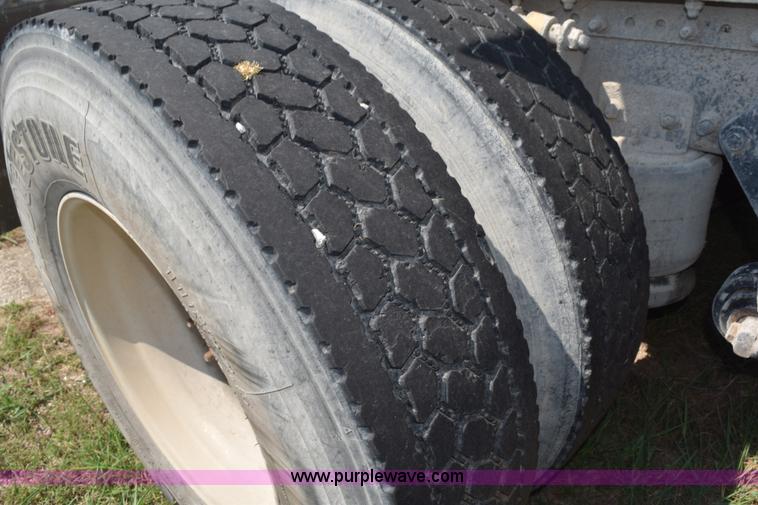 image for item L5808 1999 Freightliner FLD semi truck