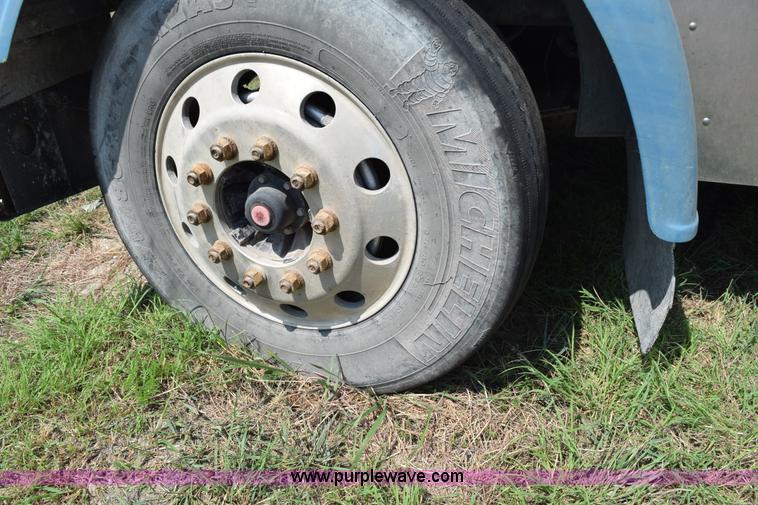 image for item L5808 1999 Freightliner FLD semi truck