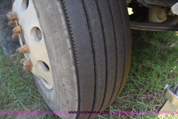 image for item L5808 1999 Freightliner FLD semi truck