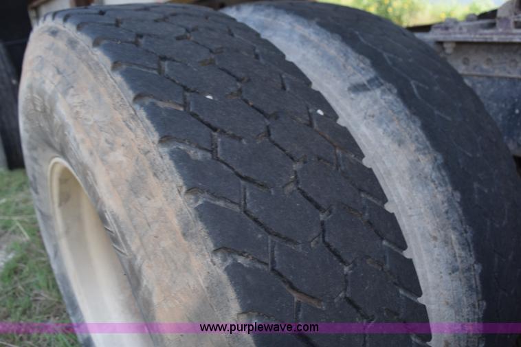 image for item L5808 1999 Freightliner FLD semi truck