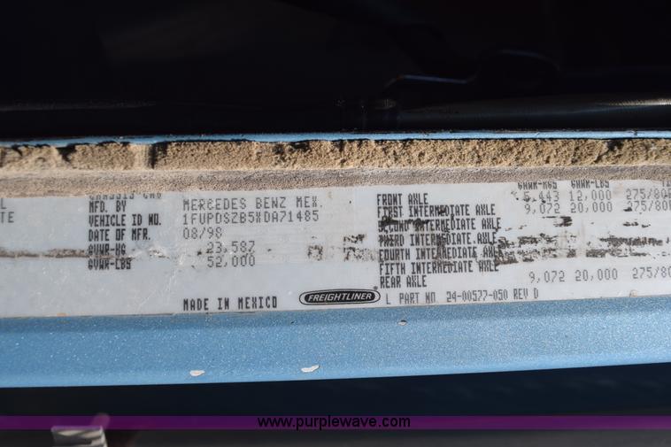 image for item L5808 1999 Freightliner FLD semi truck