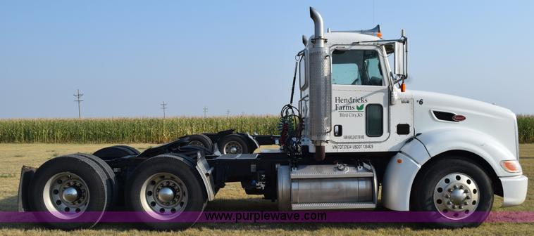 image for item L5809 2007 Peterbilt 386 semi truck