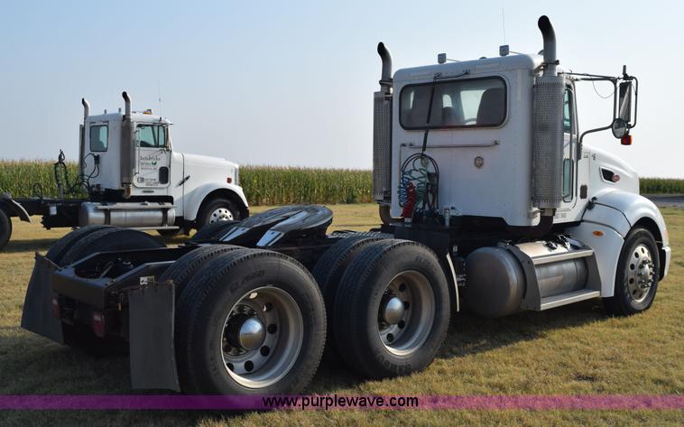 image for item L5809 2007 Peterbilt 386 semi truck