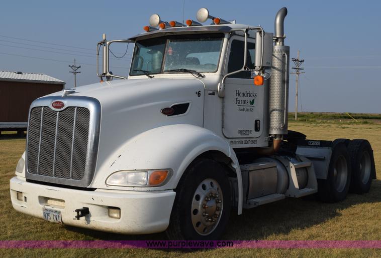 image for item L5809 2007 Peterbilt 386 semi truck