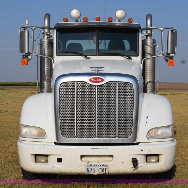 image for item L5809 2007 Peterbilt 386 semi truck